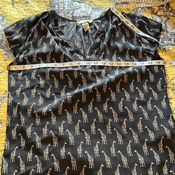 H&M 🦒 Giraffe Print Blouse, lightweight with cute shoulder details & pleats - Picture 6 of 11